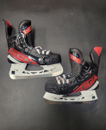 New Senior 9.5 CCM JetSpeed FT6 Hockey Skates Regular Width