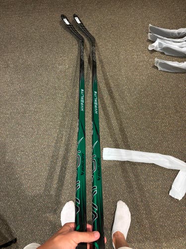 2 New Green Senior Bauer Left Hand P28 70 Flex Vapor Hyperlite 2 Hockey Stick