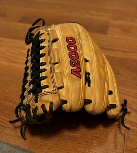 Used Right Hand Throw Wilson A2000 Baseball Glove 11.75"