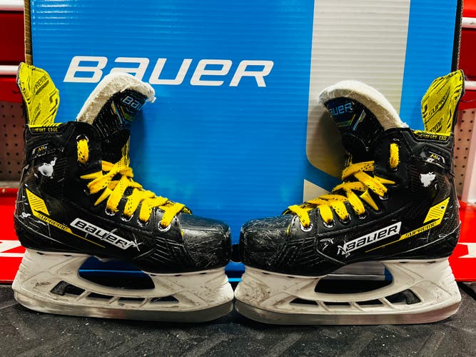 Used Junior Bauer Extra Wide Width  Size 2 Supreme M4 Hockey Skates