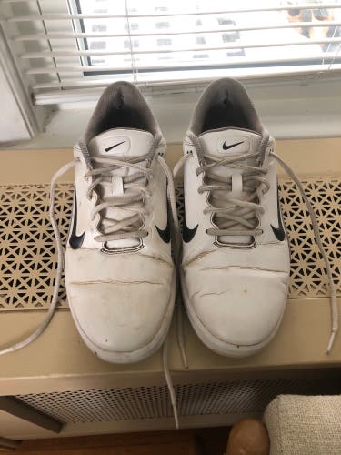 Mens Nike golf shoes (size 10)