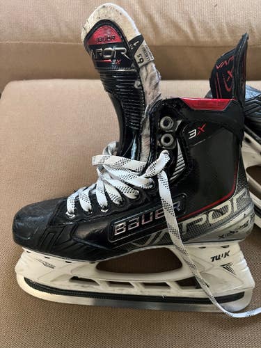 Used Intermediate Bauer Vapor Hyperlite Hockey Skates 6.5