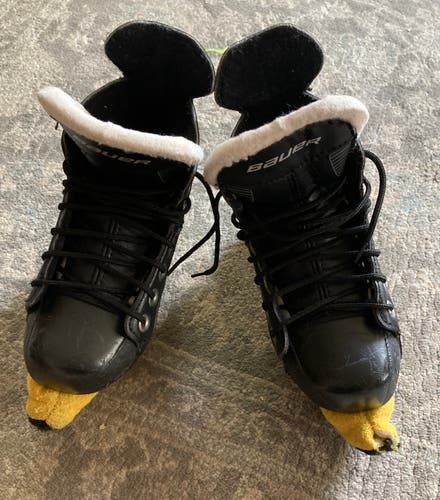 Youth 11 Bauer Supreme Hockey skates black excellent condition