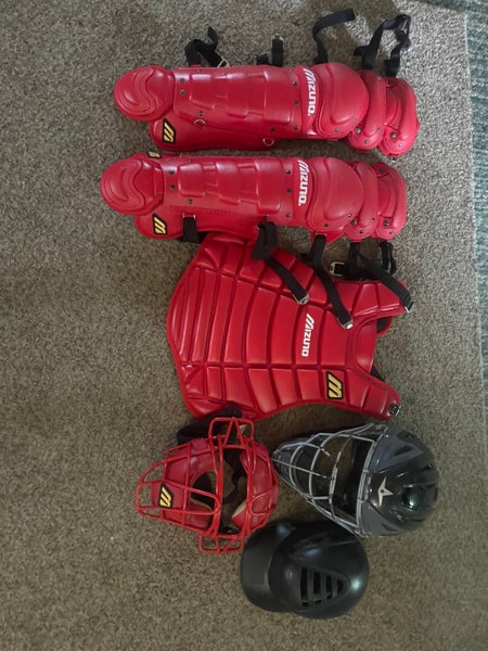 New Mizuno catchers gear with all star helmet