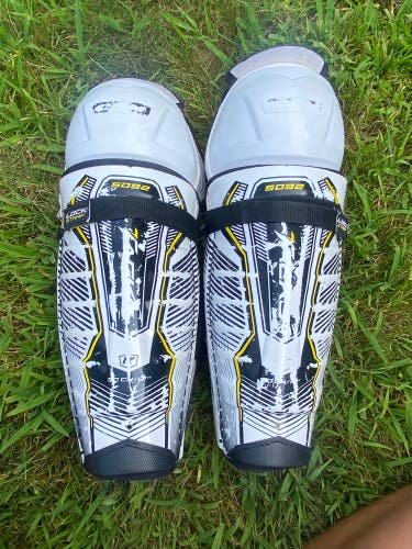 CCM junior shin pads