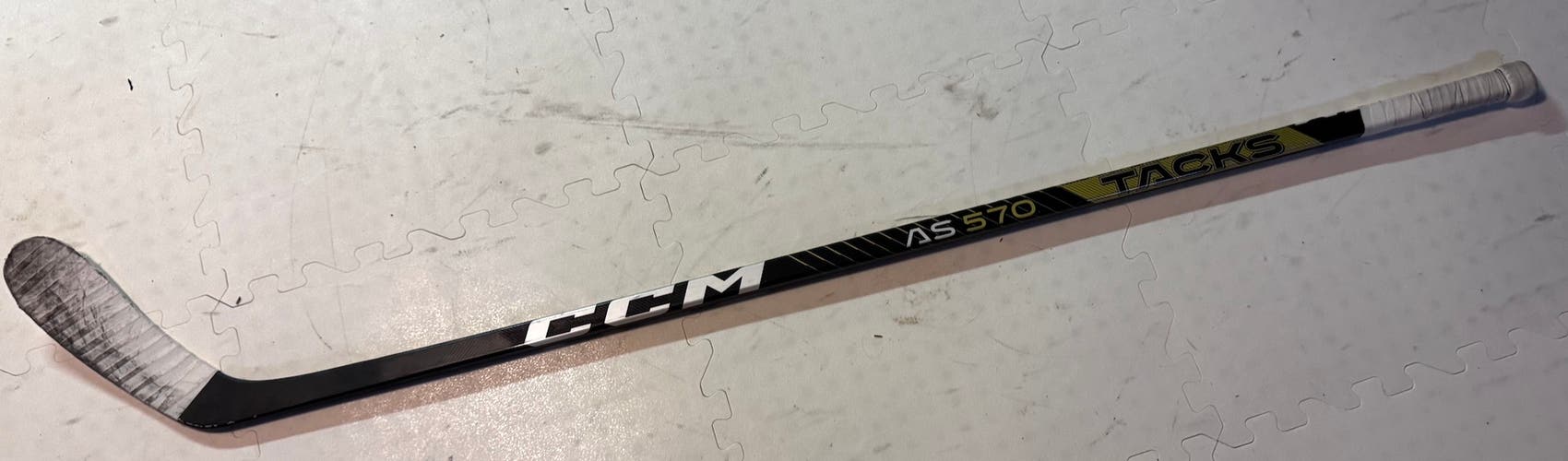 Used Intermediate CCM AS-570 Right Handed Hockey Stick P28