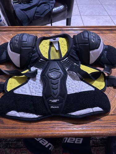 Ccm shoulder pads
