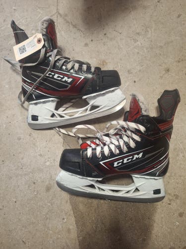 Used Intermediate CCM JetSpeed FT480 Hockey Skates Regular Width Size 5