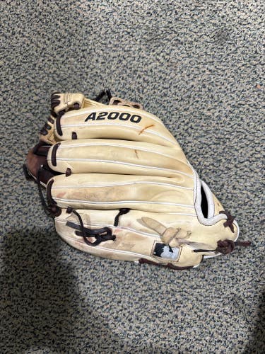 White Used Wilson A2000 Right Hand Throw Infield Baseball Glove 11.5"