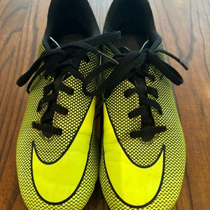 Nike Bravata Youth soccer cleats