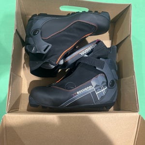 Gently Used Rossignol DC5 Cross Country Ski Boots (Size:40)