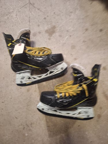 Used Intermediate CCM Tacks Vector Plus Hockey Skates Regular Width Size 5