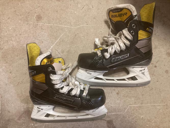 Used Intermediate Bauer Supreme S37 Hockey Skates Regular Width Size 4