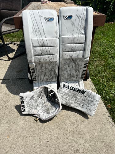 Vaughn V9 Goalie Pads Set