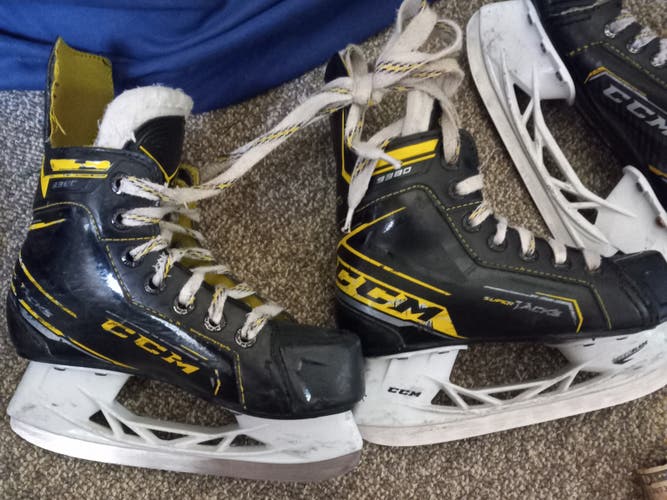 Youth Size 12.5 CCM Super Tacks 9380 Hockey Skates Regular Width