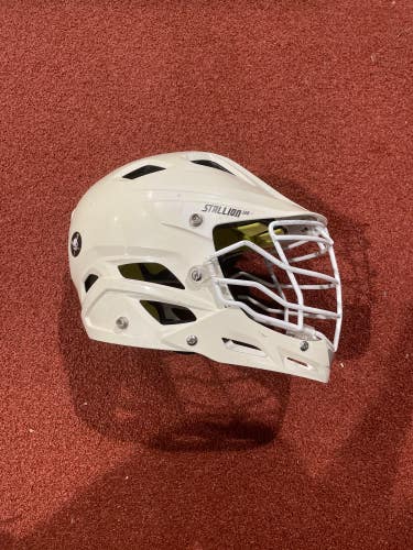 White Used Youth STX Stallion 100 Helmet (Size: X-Small)