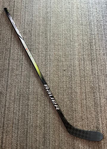 Used Junior Bauer Left Hand P28 Vapor Hyperlite 2 Hockey Stick