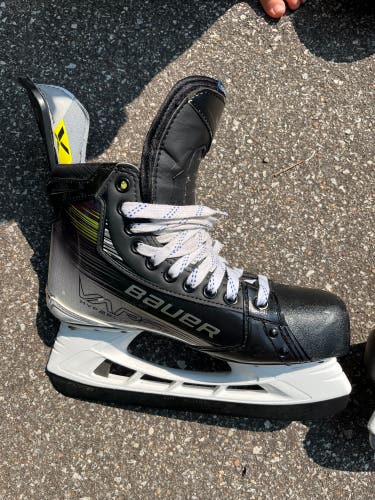 New Senior Bauer Extra Wide Width  7.5 Vapor Hyperlite Hockey Skates