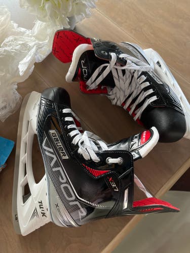 New Bauer Size 10 Supreme 3S Hockey Skates