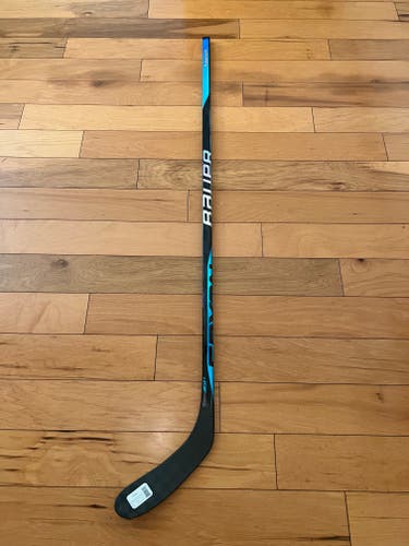 New Bauer Sync Hockey Stick P28/77 Flex/Right Handed