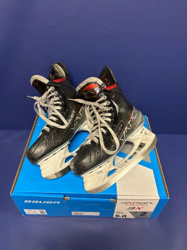 Used Intermediate Bauer Regular Width  Size 5 Vapor 3X Hockey Skates