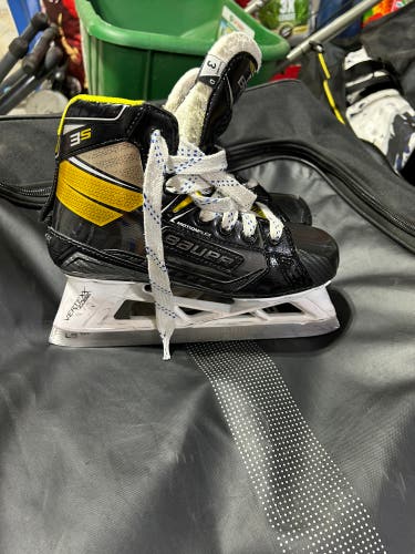 Bauer Supreme 3s Goalie Skate Junior size 3.5