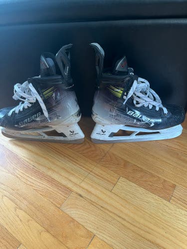 Used Senior Bauer Hyperlite2 Size 9 Fit 1 Hockey Skates