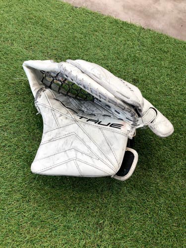 Used Senior True Catalyst 9X3 Goalie Glove Regular Pro Stock