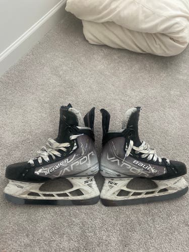 Used Senior Bauer Regular Width  Pro Stock 8.5 Vapor Hyperlite Hockey Skates