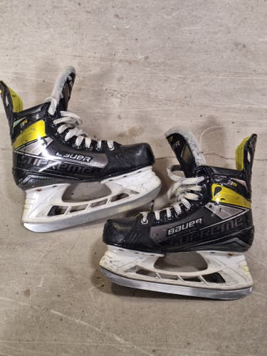 Used Intermediate Bauer Supreme 3S Hockey Skates Regular Width Size 4.5