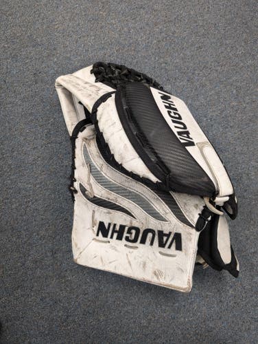 White Used Intermediate Vaughn Velocity 7480i Regular Goalie Glove