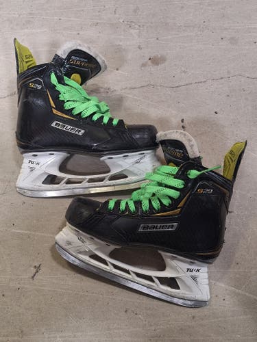 Used Intermediate Bauer Supreme S29 Hockey Skates Regular Width Size 4