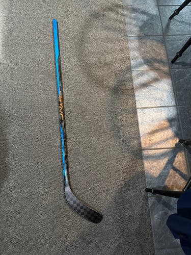 Used Intermediate Bauer Nexus Sync Right Handed Hockey Stick P28