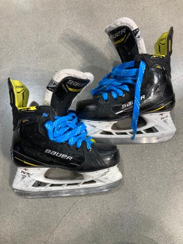 Used Intermediate Bauer Supreme M4 Hockey Skates Size 4 (FIT 3)