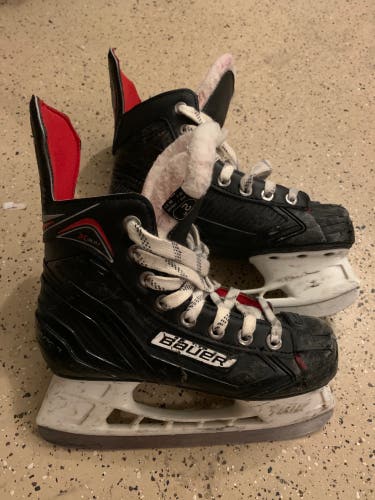 Used Junior Bauer Regular Width Size 2 Vapor X300 Hockey Skates