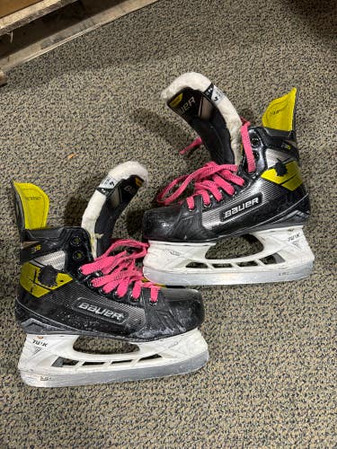 Used Intermediate Bauer Supreme 3S Hockey Skates Regular Width Size 4