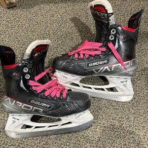 Used Intermediate Bauer Vapor 3X Hockey Skates Regular Width Size 5