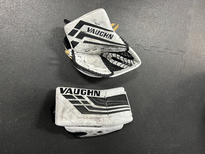 Vaughn VE8 Pro Carbon Glove & Blocker