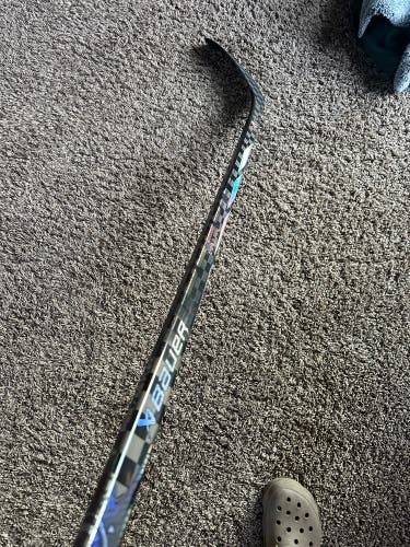 Used Intermediate Bauer Right Handed P28  Proto-R Hockey Stick