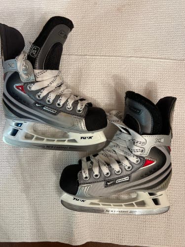 Used Youth Bauer Vapor XII Hockey Skates Regular Width Pro Stock 12