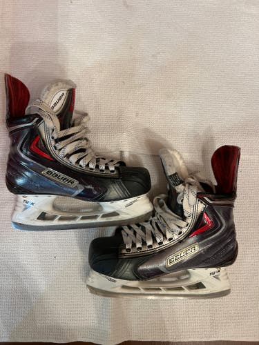 Used Intermediate Bauer Vapor APX2 Hockey Skates Regular Width Size 5.5