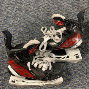 Intermediate CCM Jetspeed FT680 Hockey Skates | Size 6 I Regular