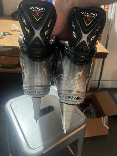 Used Senior Bauer  8.5 Vapor Hyperlite Hockey Skates