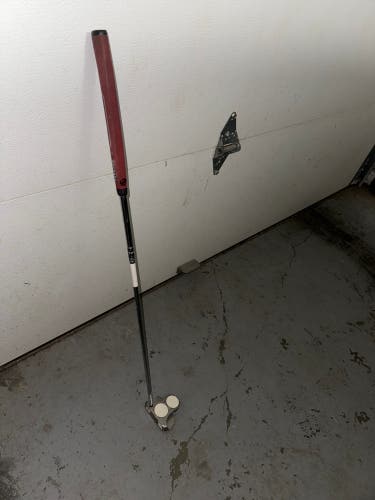 Left handed golf putter