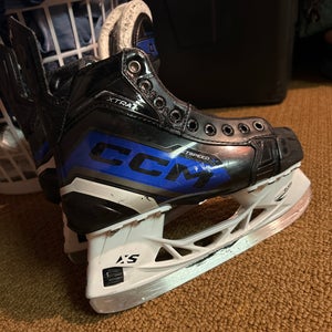 Used Intermediate CCM Regular Width   Size 5 XTra Hockey Skates