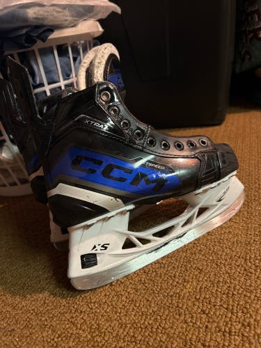 Used Intermediate CCM Regular Width   Size 5 XTra Hockey Skates