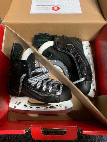 New Junior CCM RibCor 46K Pump Hockey Skates Regular Width Size 2