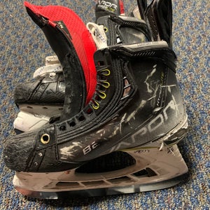 Used Intermediate Bauer Vapor Hyperlite Hockey Skates | Size 4