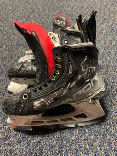 Used Intermediate Bauer Vapor Hyperlite Hockey Skates Size 4