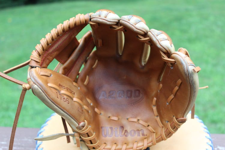 Used Infield Right Hand Throw Wilson A2000 Baseball Glove 11.5"